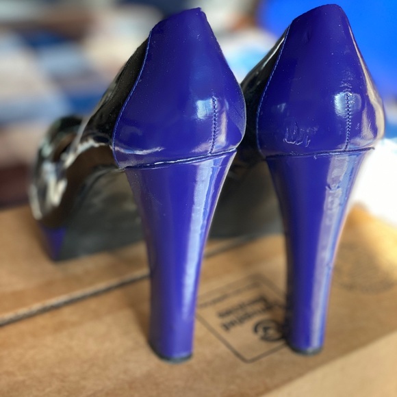 Sexy BCBG tricolored pumps! - Picture 5 of 5